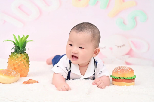 榆林宝宝在妈妈肚子里